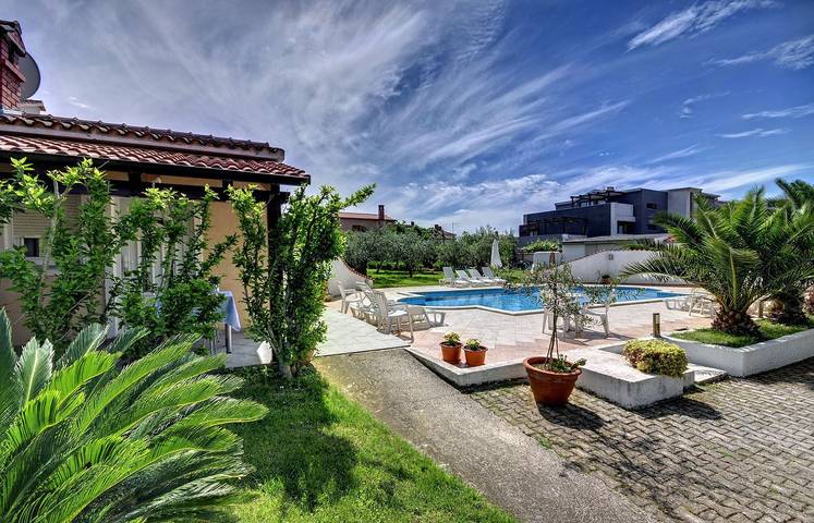 Ferienwohnung für 8 Personen, mit Terrasse und Garten sowie Pool in Pula-Medulin - 2