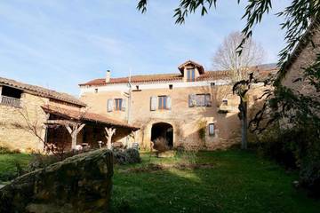 Gîte pour 4 personnes, avec vue ainsi que terrasse et jardin à Najac