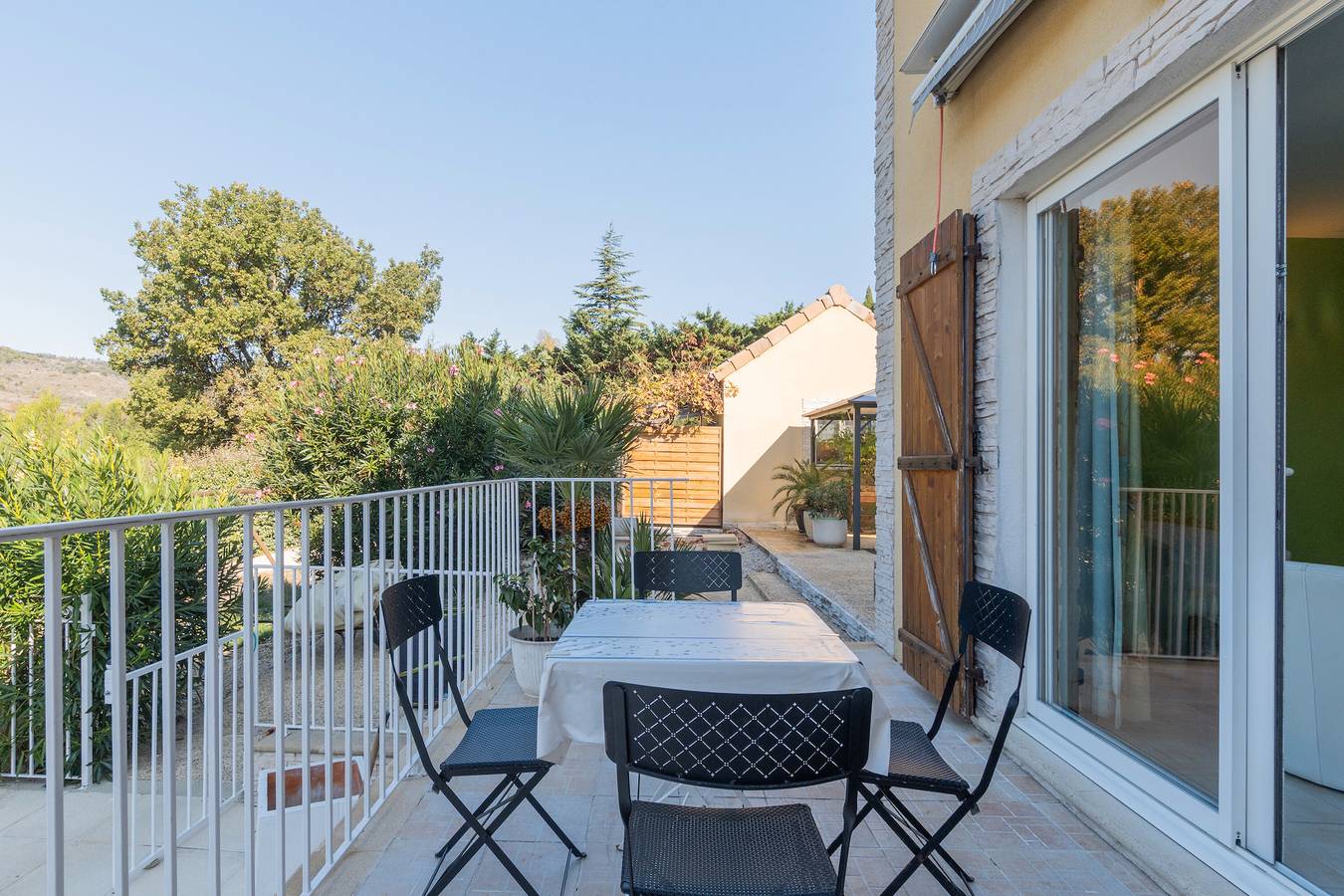 Appartement entier, Beau domaine en plein sud de l'ardeche avec grande piscine, bbq, jeux in Lagorce, Ardèche