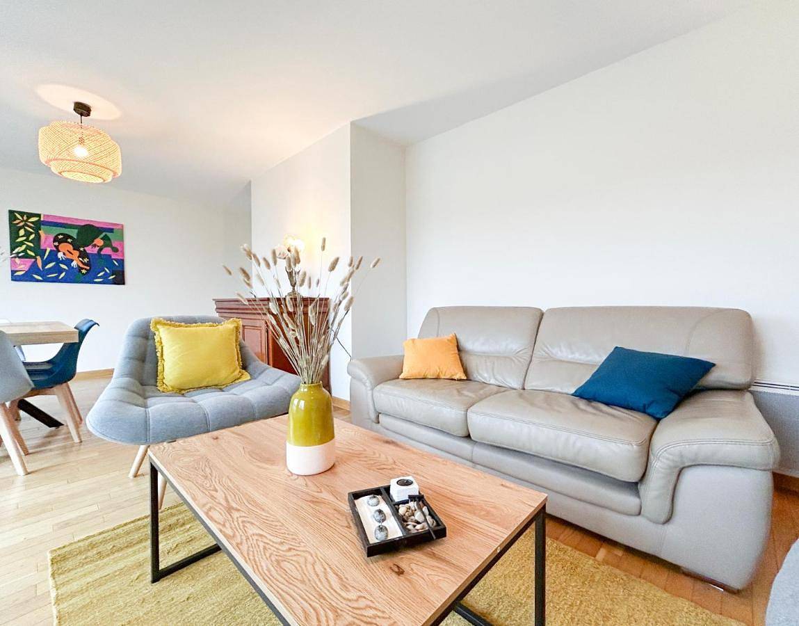 Appartement entier, Three-Bedroom Apartment in Saint-Cyr-l'École, Yvelines