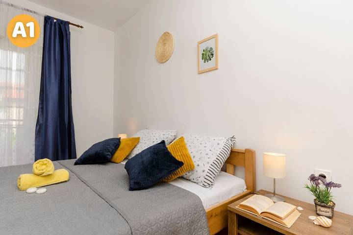 Ferienwohnung für 2 Personen, mit Balkon und Ausblick auf Murter