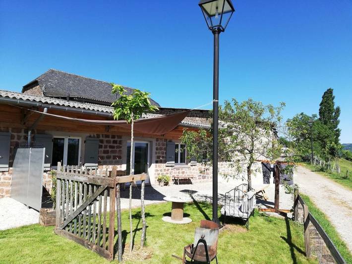 Location de vacances pour 6 personnes, avec terrasse ainsi que piscine et jardin à Nauviale - 2