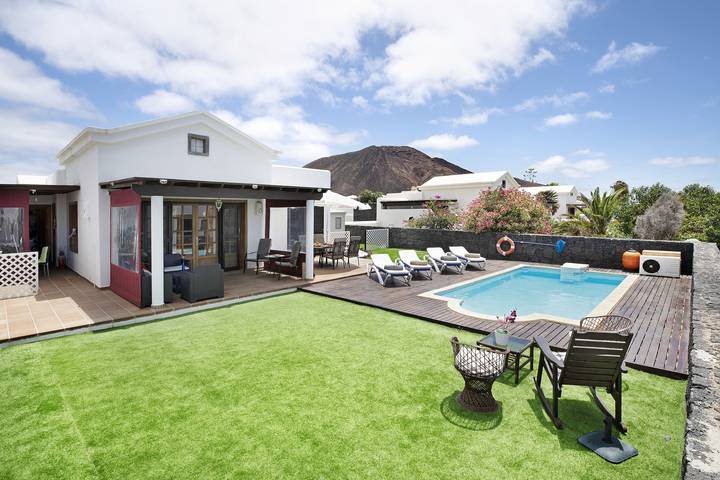 Pet-friendly Holiday Villa Darling with Wi-Fi, A/C, Pool, Garden & Terrace in Montaña Roja, Yaiza
