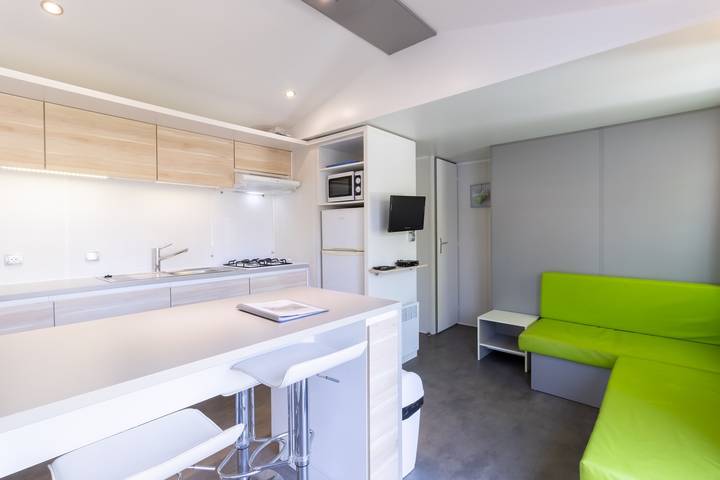 Mobil home pour 8 personnes, avec jacuzzi ainsi que bassin pour enfant et jardin, adapté aux familles à Bouzic - 3