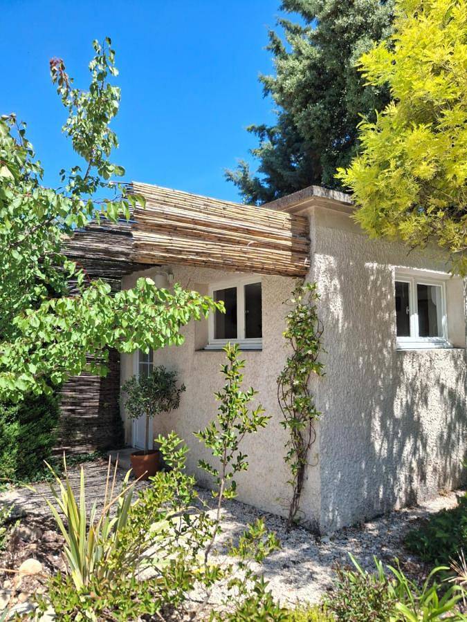 Large Double Room in Mazan, Parc naturel régional du Mont-Ventoux