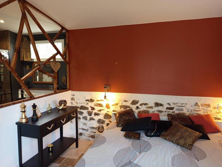 Location de vacances pour 2 personnes, avec terrasse ainsi que piscine et jardin à Le Champ-Saint-Père - 2