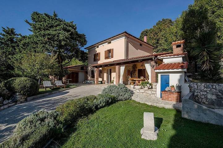 Villa für 6 Personen, mit Terrasse und Whirlpool sowie Garten auf Rab