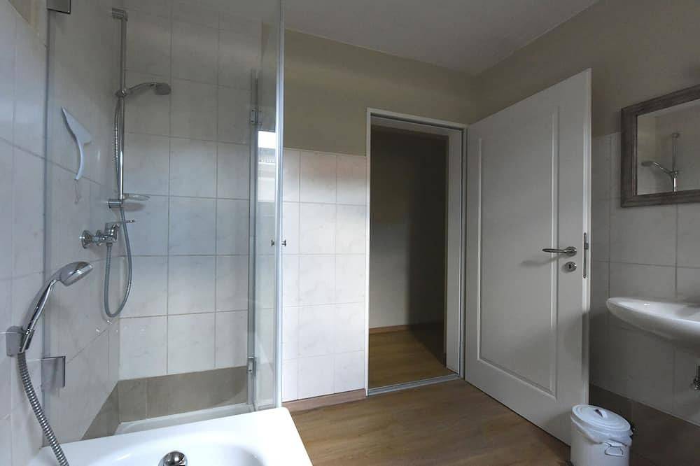 Ganze Wohnung, Garten-Ferienwohnung 68 qm für 2 - 4 Personen, 2 separate Schlafzimmer in Grabenstätt, Chiemsee