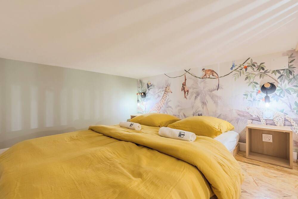 Entire apartment, Le Quatrième Mur: Modernity in the heart of the city (Balneotherapy, Sauna...) in Saint-Quentin, Aisne