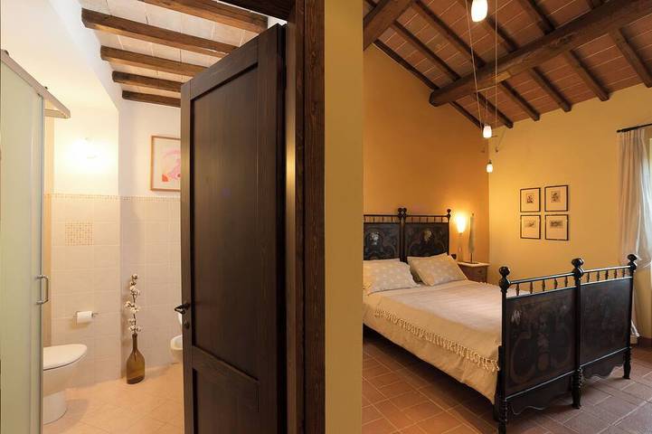 Entire apartment, 19th century stone villa with private pool and garden/6 sleeps/pet friendly in Panicale, Lake Trasimeno