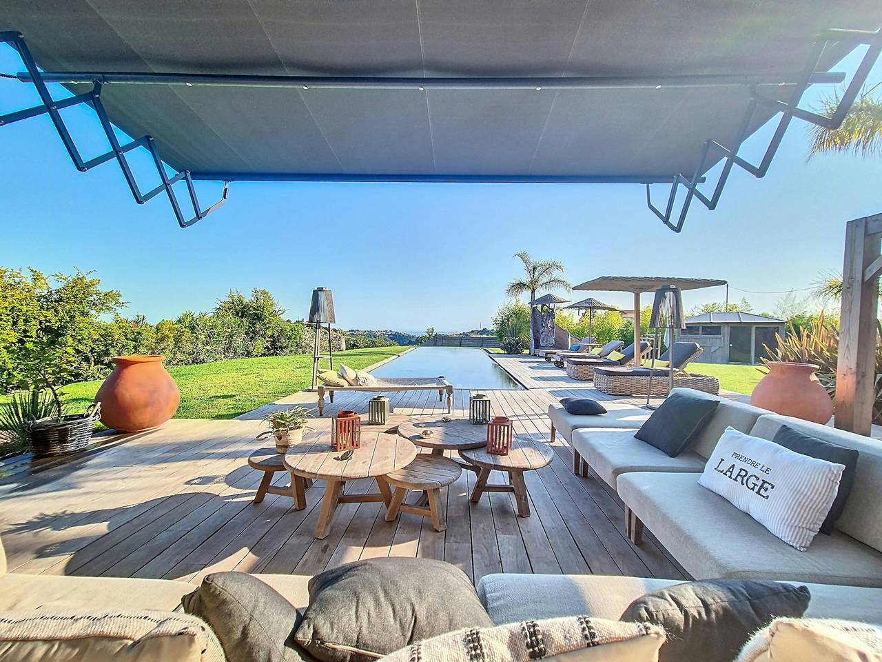 Zeitgenössische Villa mit Blick auf Cap d'Antibes in Nizza, Mittelmeerküste (Frankreich)