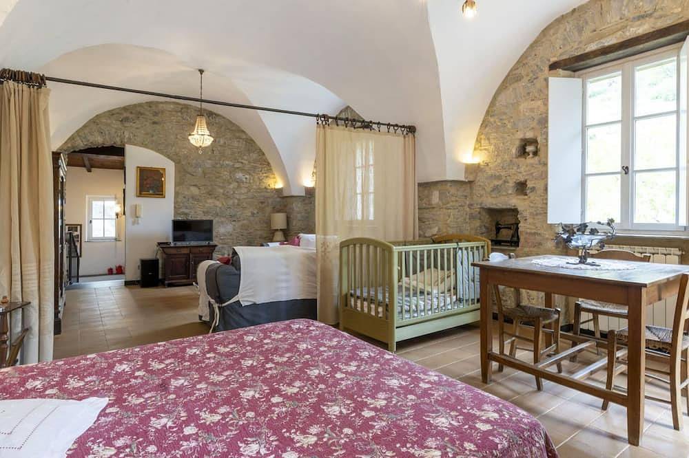 Preciosa casa de vacaciones privada con patio, mascotas permitida y vista panorámica in Pantai (Costarainera), Costarainera