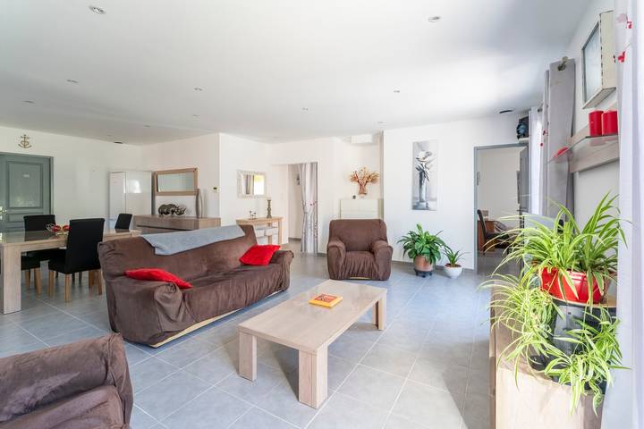Holiday Home “Villa De Maithe” with Private Terrace, Wi-Fi and Air Conditioning in Sernhac, Nimes region