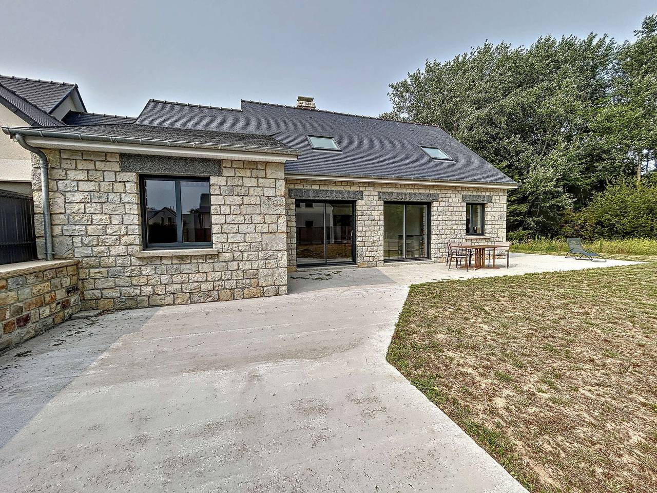 Neues Haus in Strandnähe, 4 Schlafzimmer, 7 Betten, Garten, Parkplatz in Jullouville, Côte de la Déroute