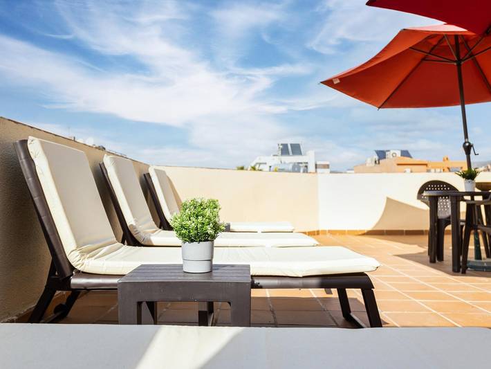Apartamento vacacional entero, H2M Montesa 2 Planta 700m playa. Terraza en azotea in Carretera de Cádiz, Málaga
