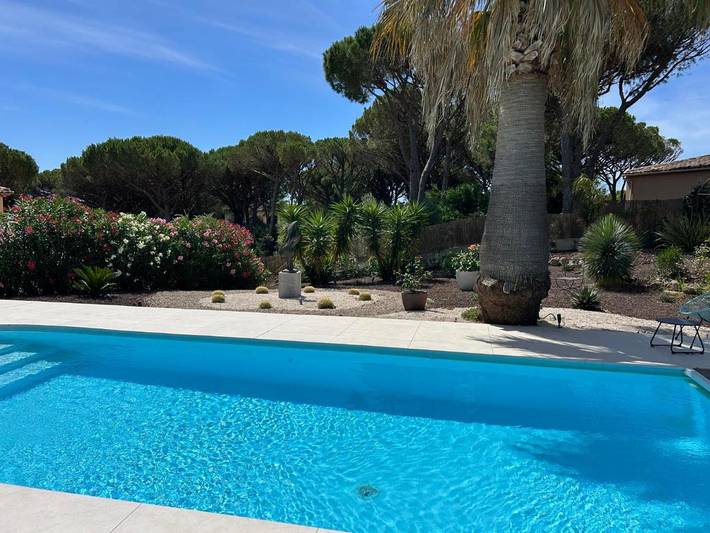 Chambre d’hôte pour 2 personnes, avec Terrasse et Jardin ainsi que Piscine et Vue à Saint-Raphaël