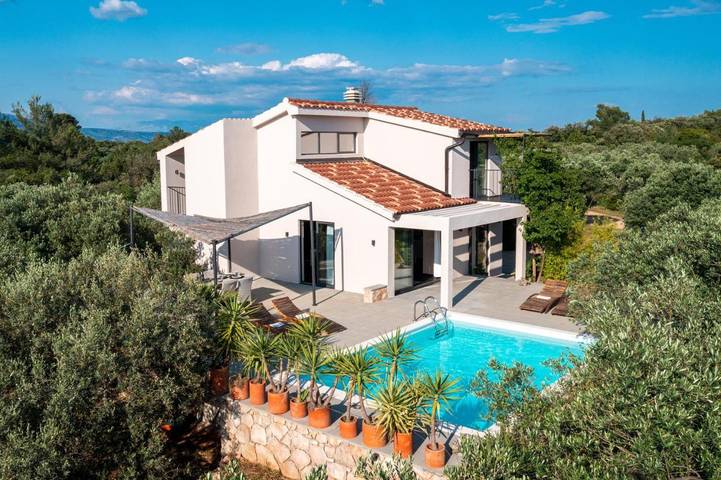 Location de vacances pour 4 personnes, avec jardin ainsi que vue et piscine à Stari Grad