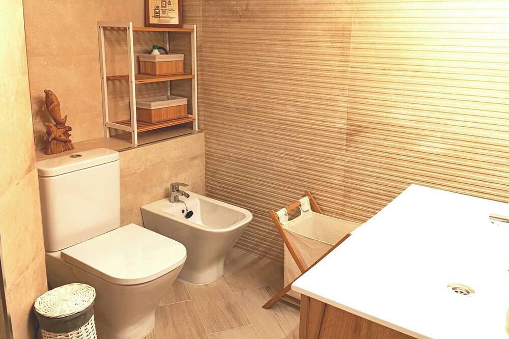 Entire apartment, Torremolinos: Beautiful apartment 100 meters away from the beach in Montemar Torremolinos, Torremolinos