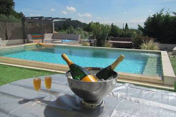 Gîte pour 2 personnes, avec piscine ainsi que terrasse et jardin à Villeneuve-lès-Avignon
