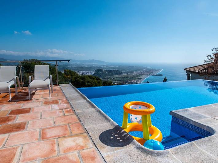 Location de vacances pour 9 personnes, avec sauna et vue sur l’océan ainsi que piscine et jardin à Salobreña - 4