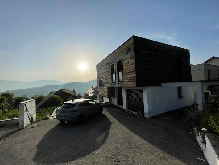 Location de vacances pour 20 personnes, avec terrasse et jardin ainsi que vue et piscine à Saint-Martin-d'Uriage