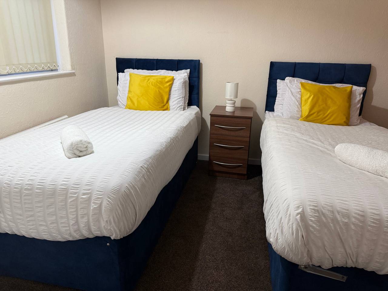 3 Bed House - Sleeps 6 - Parking - Wifi in Oadby and Wigston, Heart of England