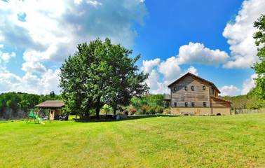 Gîte pour 8 personnes, avec piscine ainsi que sauna et terrasse, animaux acceptés à Veyrines-de-Domme