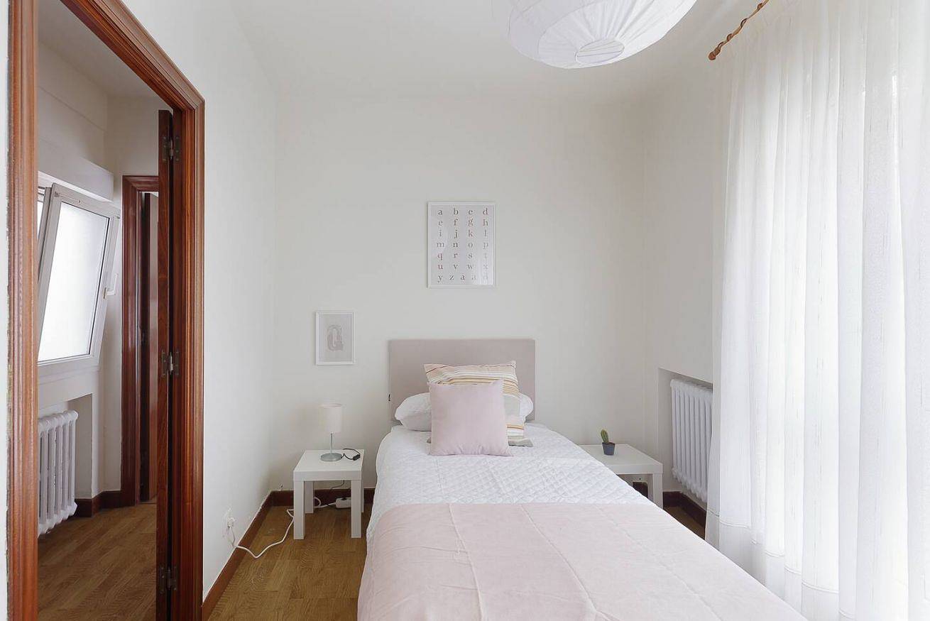 Apartamento entero, Amplio apartamento con cocina completa y lavandería cerca del centro. in Oviedo, Cordillera Cantábrica
