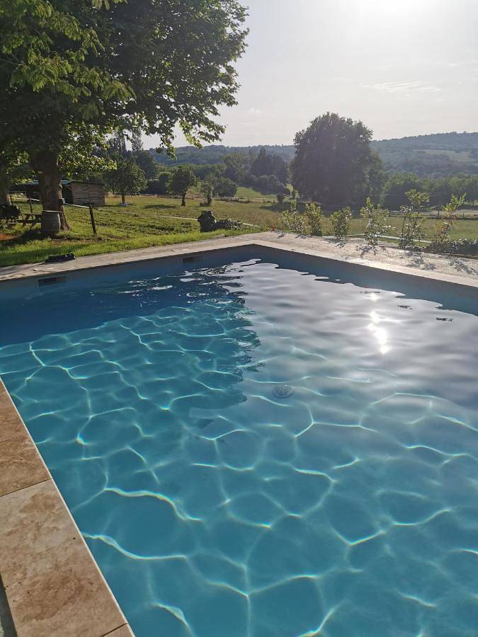 Location de vacances pour 15 personnes, avec Terrasse et Jardin ainsi que Piscine et Vue à Saint-Pardoux-et-Vielvic