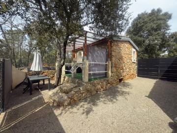 Location de vacances pour 2 personnes, avec vue ainsi que jardin et terrasse à Régusse