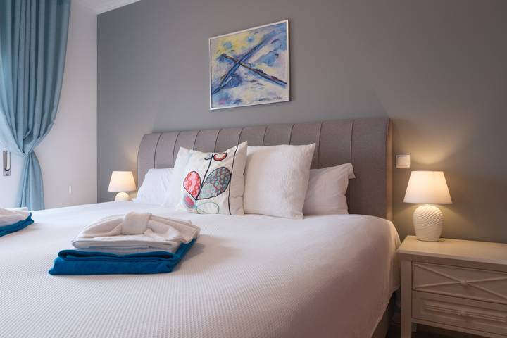 Appartement de vacances pour 4 personnes, avec vue sur l’océan ainsi que balcon et bassin pour enfant