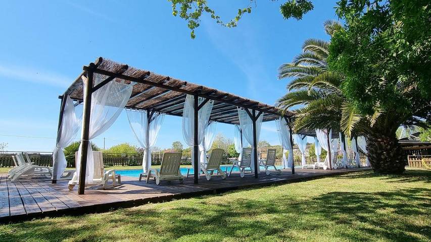 Location de vacances pour 15 personnes, avec jardin ainsi que piscine et vue, animaux acceptés à Saint-Just-Luzac