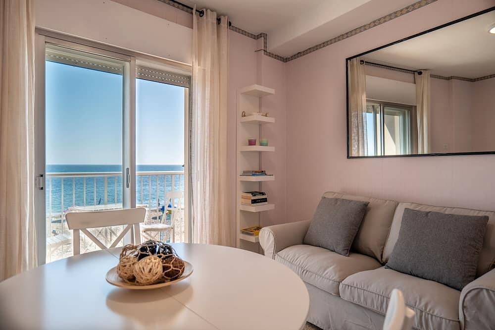 Apartamento entero, Apartamento 'Frente al Mar y a Pie de Playa' con Balcón, Wi-Fi y Aire Acondicionado in Motril, Costa Tropical