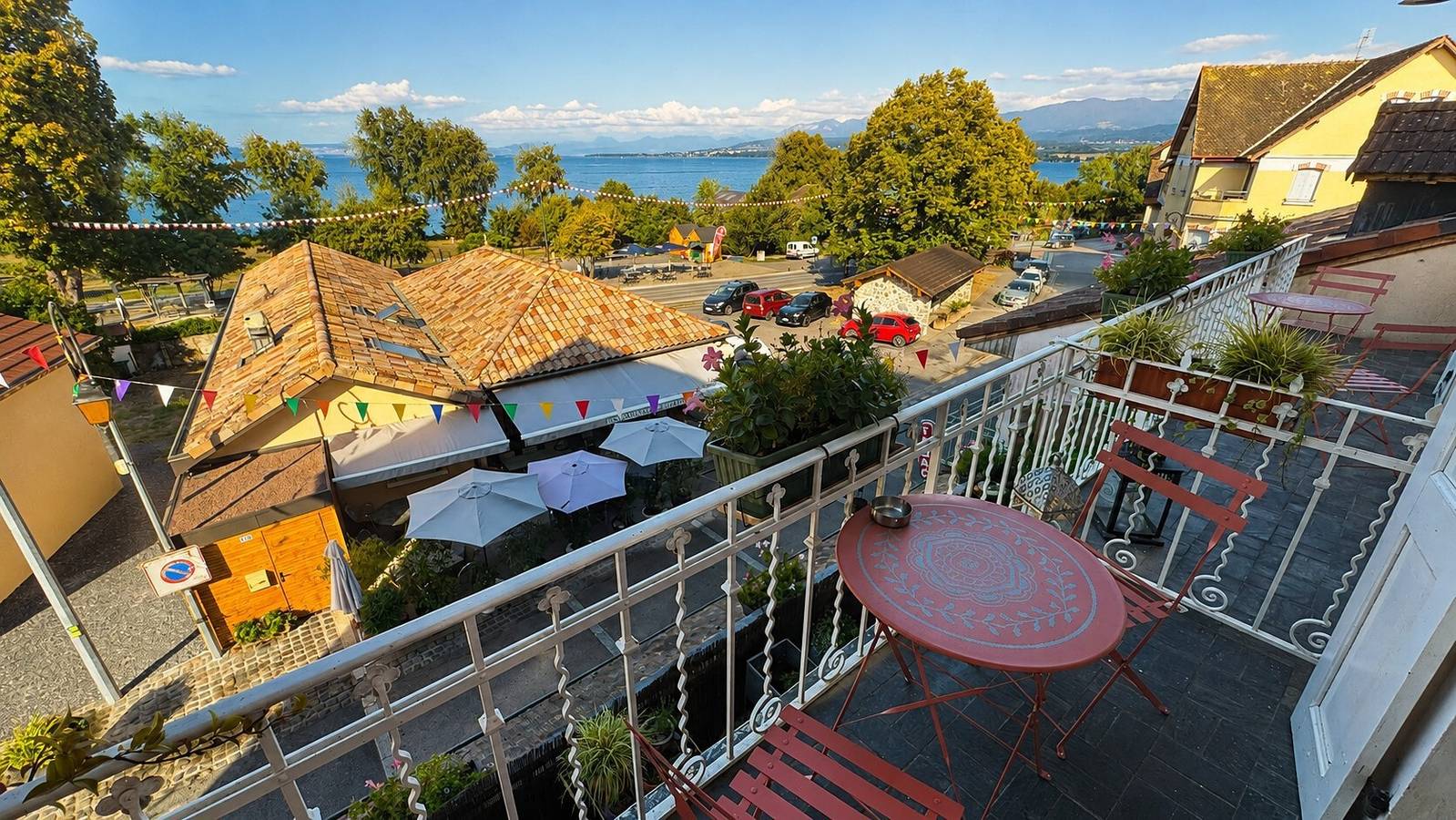 Habitación “Chambre Mésange” con vistas al lago, terraza privada y Wi-Fi in Excenevex, Thonon-les-Bains region