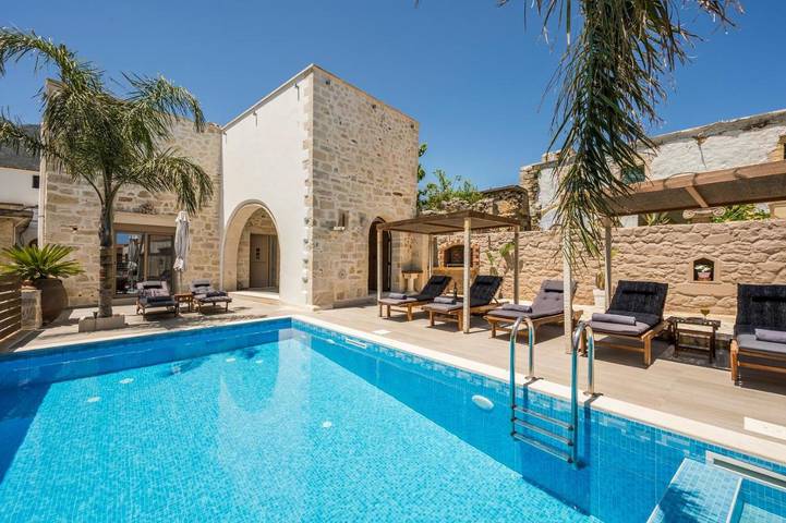 Ferienhaus für 9 Personen, mit Balkon und Whirlpool sowie Terrasse und Pool in Kournas