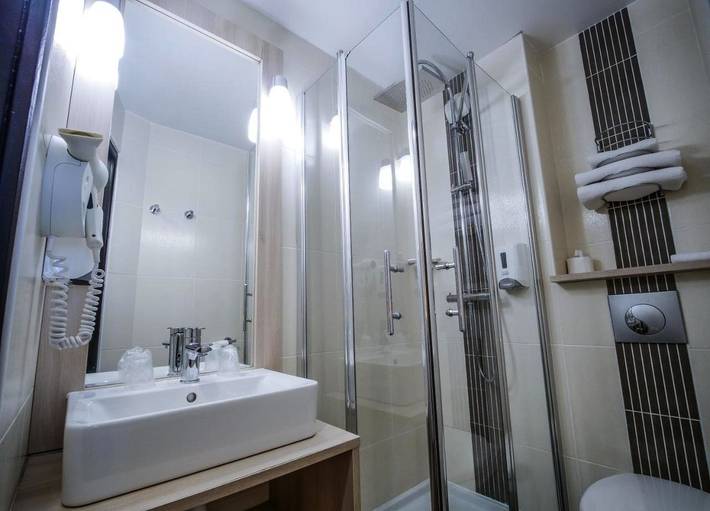 Hôtel pour 2 personnes, avec terrasse et jardin, animaux acceptés à Theix - 4