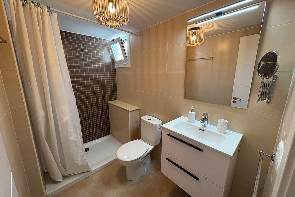 Maison entièrement rénovée, plage+ville accessibles à pied, piscine, vue mer, 4P in Roca Grossa, Lloret de Mar