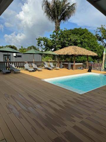 Gîte pour 4 personnes, avec jardin et jacuzzi ainsi que terrasse et piscine dans Guyane française