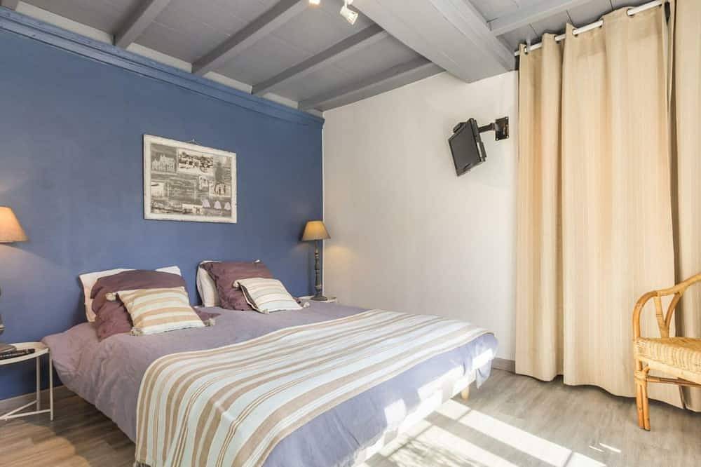 Charming Coastal Cottage with Private Garden, Close to Beach, Free Bikes, and All Amenities Included in Gouville-sur-Mer, Coutances