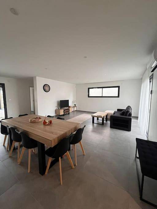 Location de vacances pour 8 personnes, avec piscine et terrasse à Cébazat