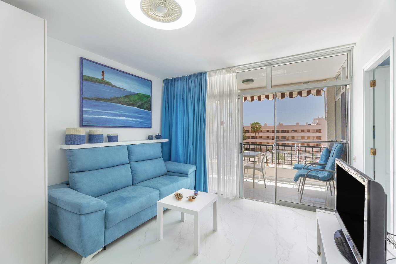 Hel leilighet, Vacation 'Feliz Playa Los Cristianos' with Sea View, Shared Pool and Wi-Fi in Los Cristianos, Arona