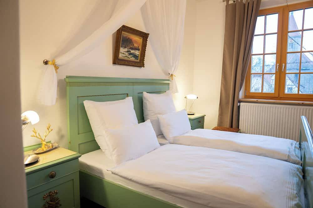 Romantic double room in a historic castle in Núremberg, Frankenalb
