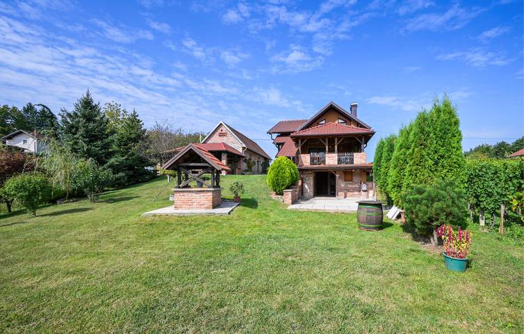 Ferienhaus für 8 Personen, mit Terrasse und Pool sowie Garten
