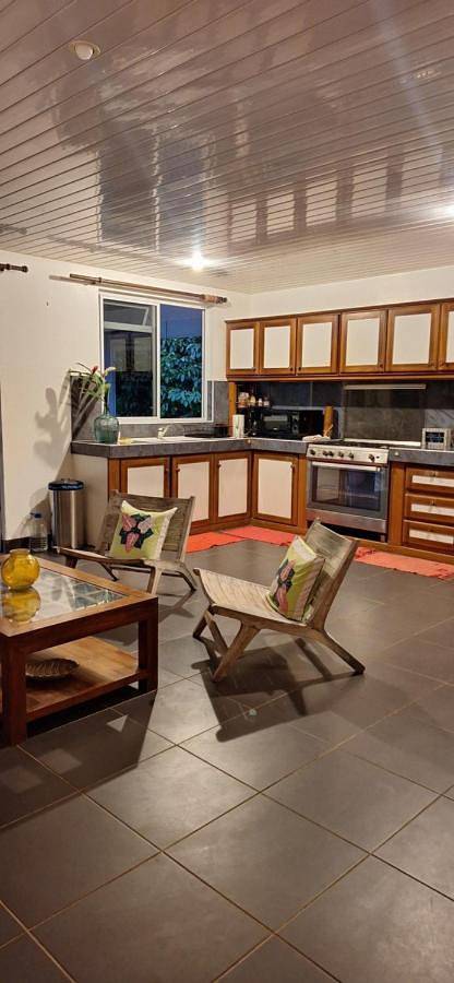 Gîte pour 2 personnes, avec terrasse ainsi que jardin et vue dans Taravao - 2