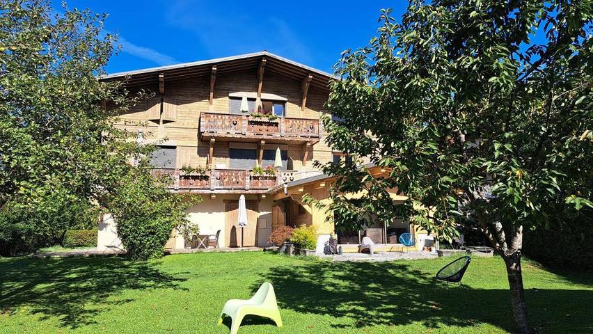 Appart’hôtel pour 6 personnes, avec piscine et jacuzzi ainsi que jardin et sauna