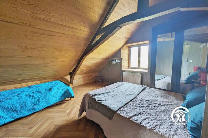 Naturparadies mit eigenem Teich in Mayenne für bis zu 6 Personen in Ruillé-le-Gravelais, Loiron-Ruillé