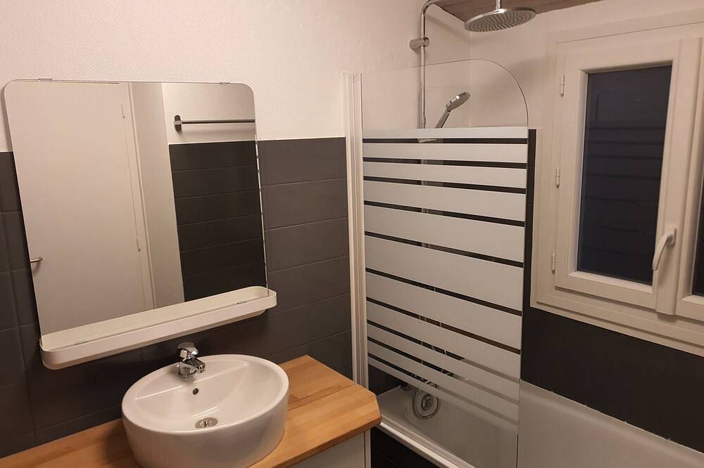 Entire apartment, Cosy, air-conditioned apartment near the Casteljaloux Spa 5min from Centerparcs in Casteljaloux, Nérac region