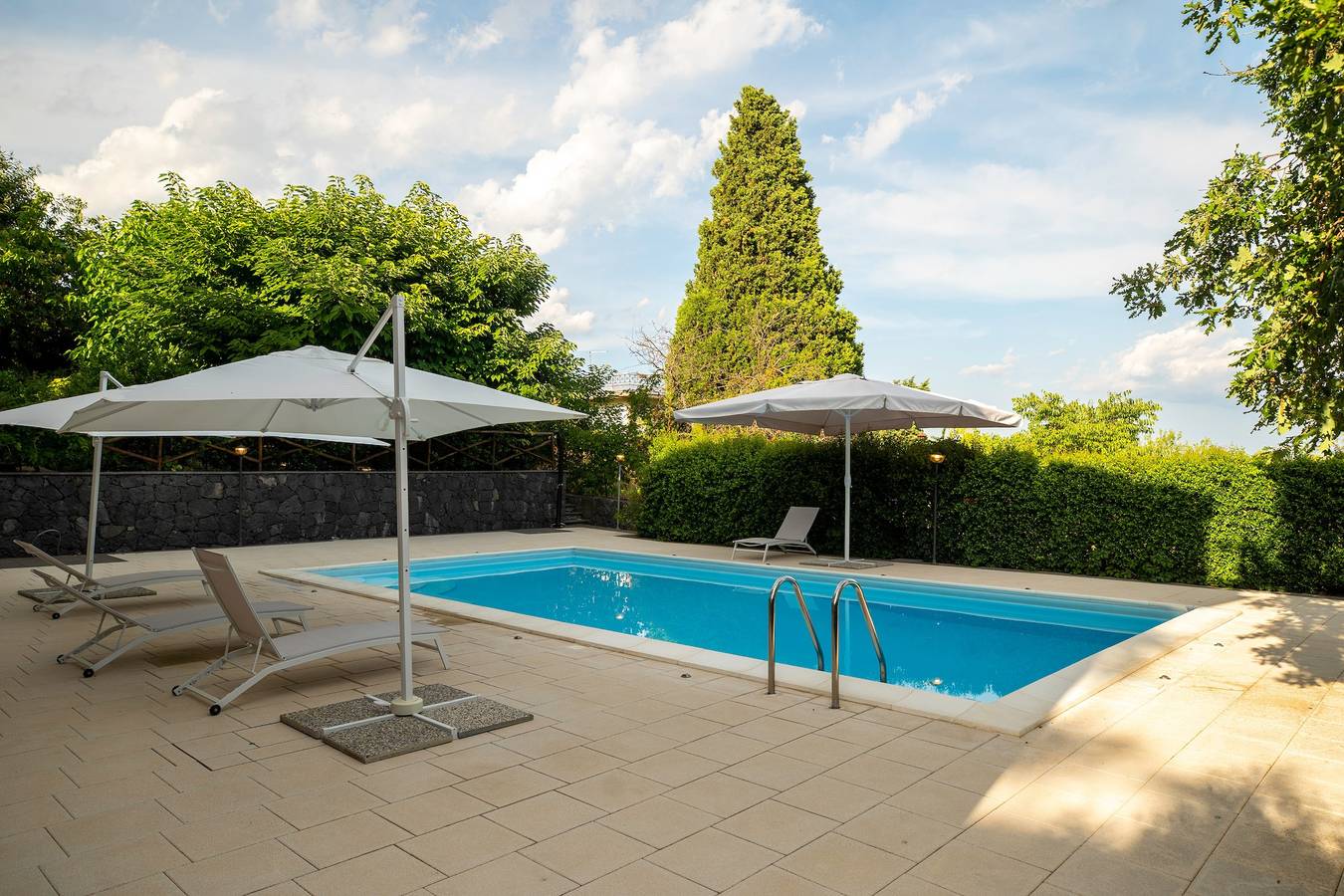 Villa Sara sull'Etna con piscina privata, idromassaggio e Wi-Fi in Viagrande, Etna