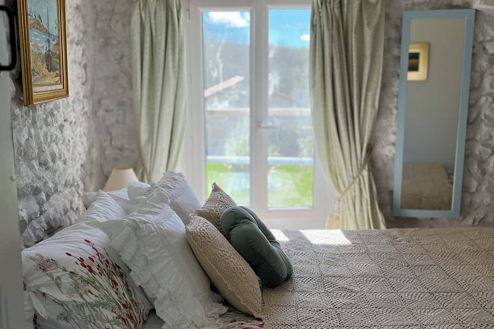 Geheel appartement, La Colline De Tilleul - apartment with swimming pool near Aubeterre, Tranquility in Saint-Romain, Charente