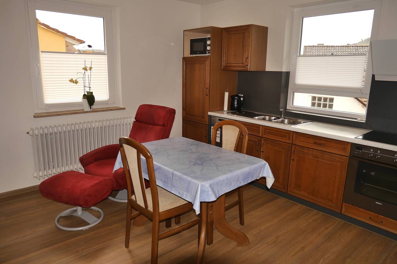 Ganze Wohnung, Ferienwohnung 'Hewenpanorama 2' mit Bergblick, gemeinsamer Terrasse und Wlan in Engen, Hegau